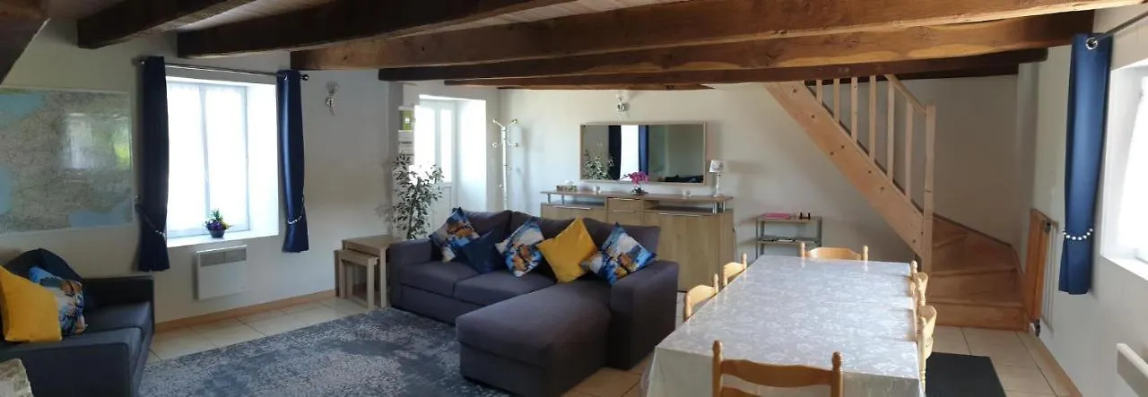 Charming Traditional 2-Bed Cottage Near Plémet